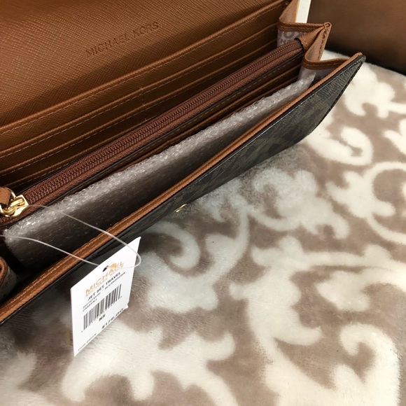 ❌❌SOLD OUT❌❌Michael Kors - Jet Set Travel wallet - Picture 4 of 4